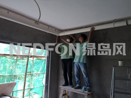 大宝娱乐施工人员正在安装管道